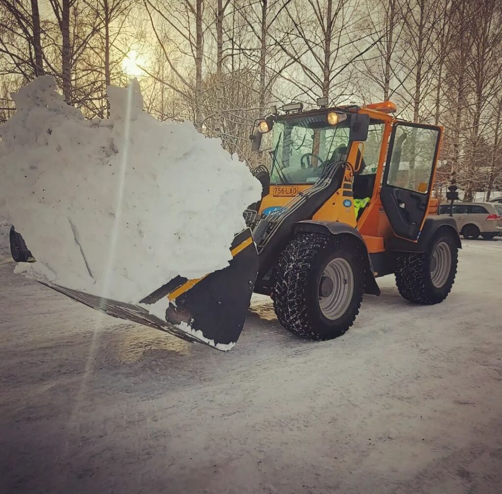 Wille traktori lumitöissä
